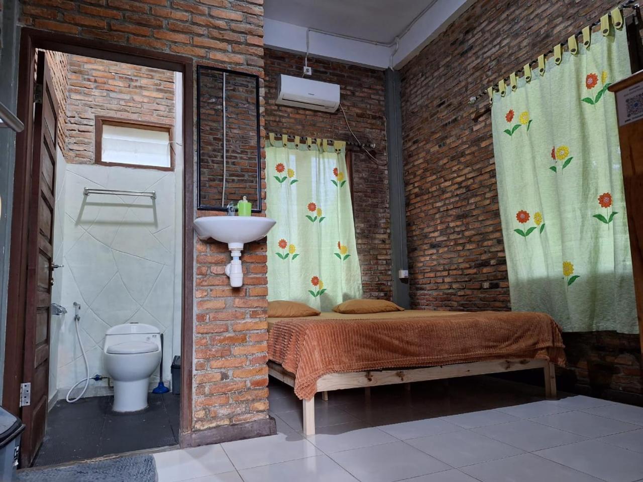 Bua Guest House Medan Exterior photo